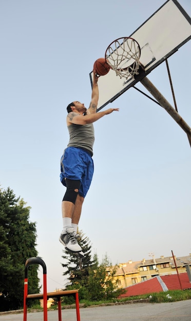 basketteur pratiquant et posant pour le concept d'athlète de basket-ball et de sport