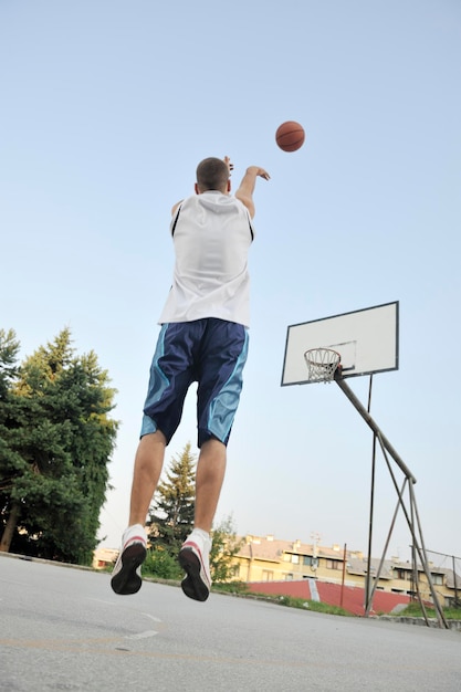 basketteur pratiquant et posant pour le concept d'athlète de basket-ball et de sport