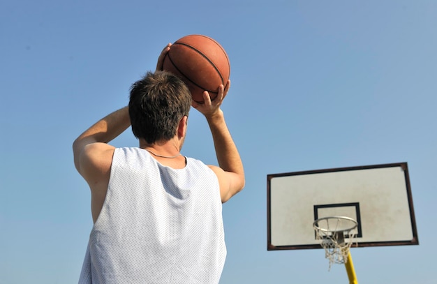 basketteur pratiquant et posant pour le concept d'athlète de basket-ball et de sport