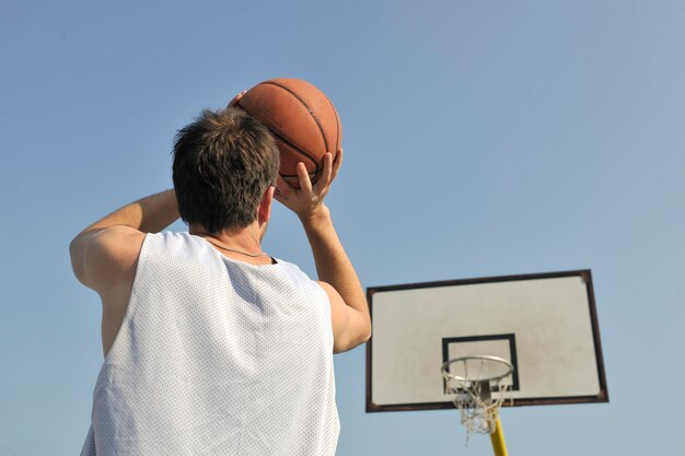 basketteur pratiquant et posant pour le concept d'athlète de basket-ball et de sport