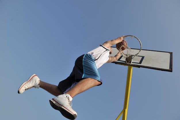 basketteur pratiquant et posant pour le concept d'athlète de basket-ball et de sport