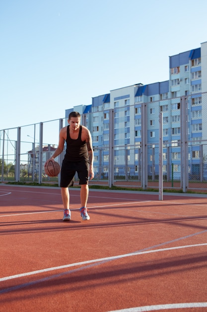 basketteur professionnel avec le ballon sur le terrain