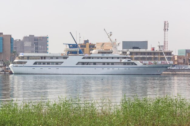 Photo basra irak 10 novembre 2022 yacht appartenant à saddam hussein dans la rivière à basra