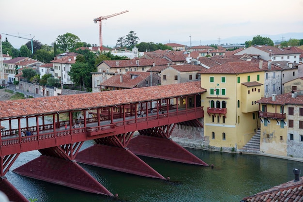 Photo bassano del grappa dans la province de vicenza vénétie italie le célèbre pont en bois