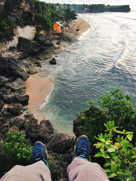 Photo basse section de l'homme sur la mer