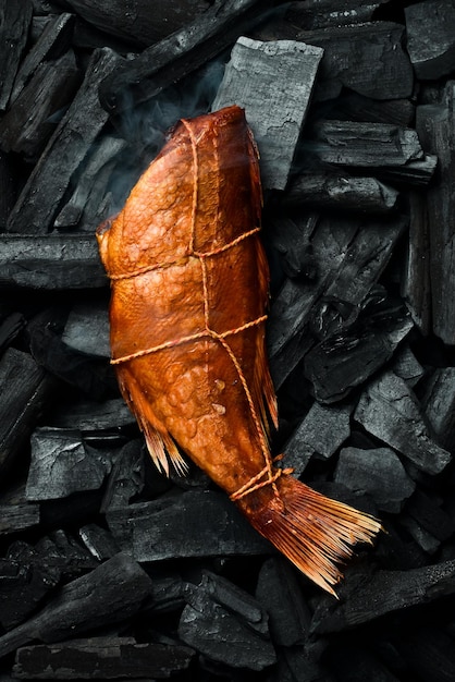 Basses de mer rouges fumées chaudes sur du charbon chaud Barbecue Poisson à cuisiner Charbon de bois