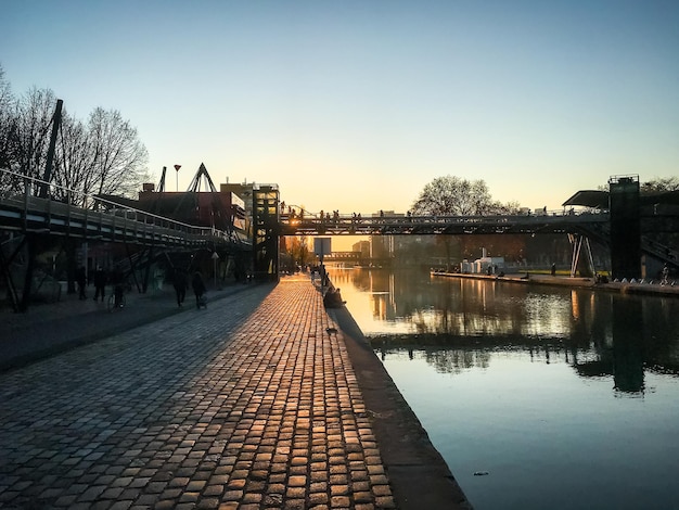 Bassin de la Villette au coucher du soleil Paris France