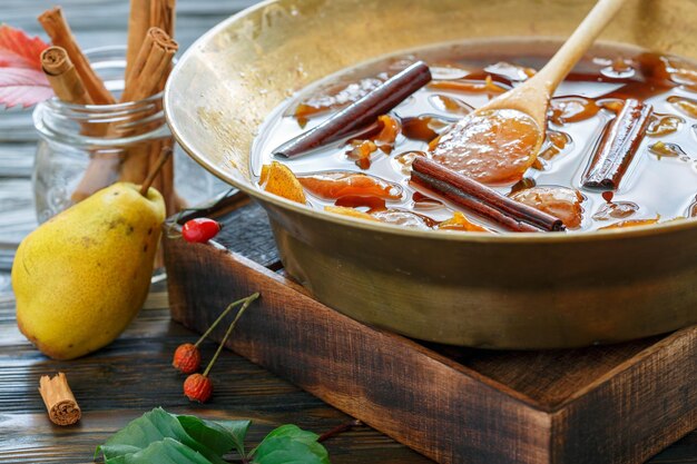 Bassine en cuivre avec confiture de poires