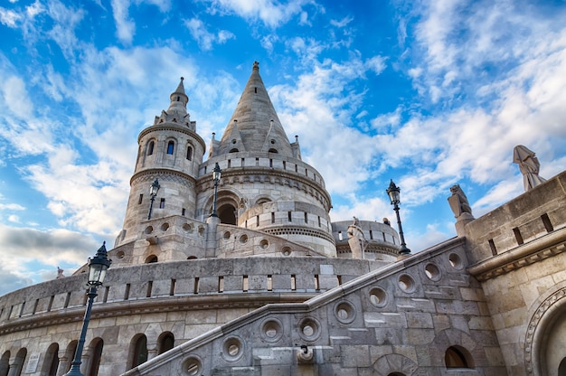 Bastion des pêcheurs à Budapest avec ciel bleu et nuages