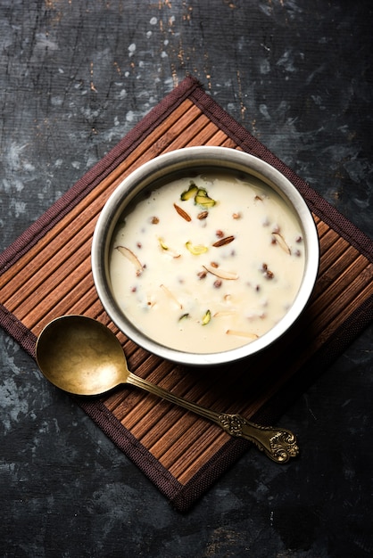 Basundi ou Rabri ou Rabdi - est un dessert à base de lait concentré et de fruits secs