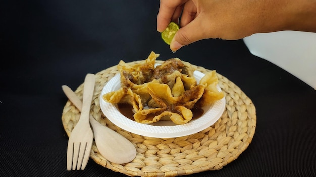 batagor ou boulettes de tofu frites est une collation indonésienne typique