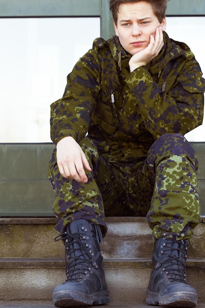 Photo la bataille vient à nous finalement un coup d'un jeune soldat dans son uniforme