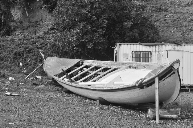 Photo un bateau abandonné amarré sur la plage