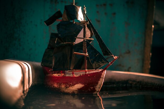 Photo un bateau abandonné sur la table