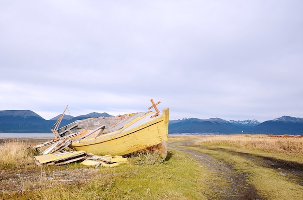 Bateau abandonné à terre.