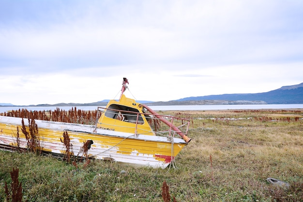 Bateau abandonné à terre.