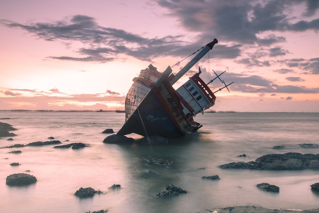 bateau abandonné