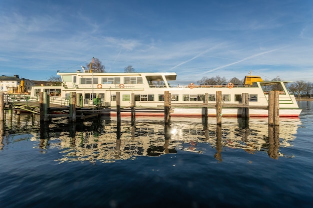 Un bateau affrété attend que les passagers embarquent au quai de Chiemsee