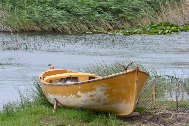 Photo un bateau amarré au bord d'un lac