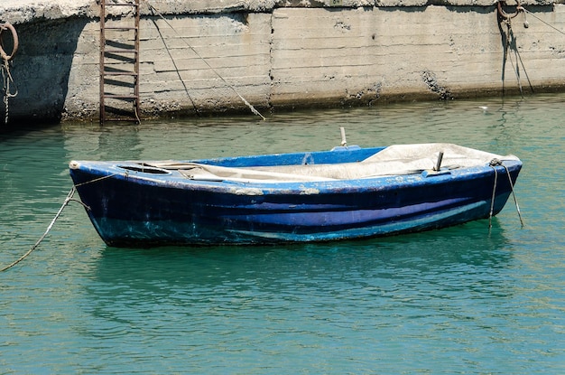 Bateau amarré au port