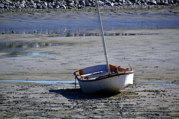 Photo bateau amarré au rivage