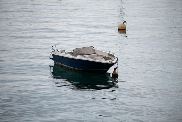 bateau amarré dans l'eau