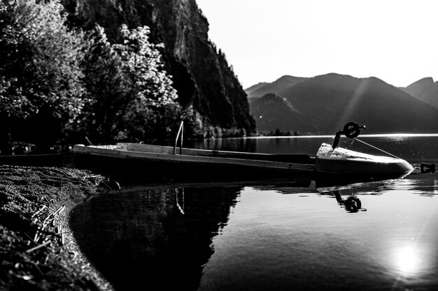 Photo un bateau amarré dans le lac contre le ciel