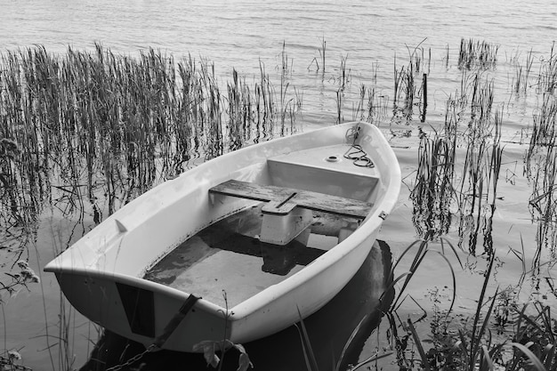 Un bateau amarré dans le lac contre le ciel