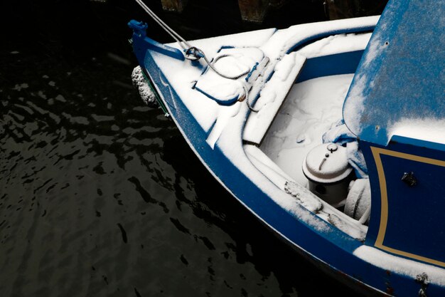 Photo un bateau amarré dans un lac.