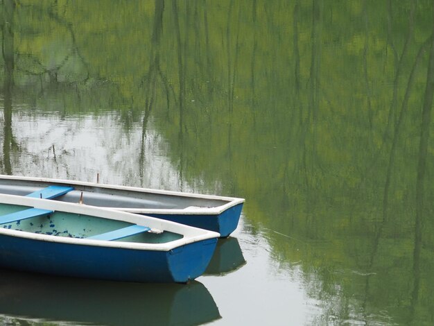 Photo un bateau amarré dans un lac.