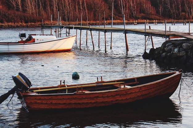 Photo bateau amarré dans la rivière