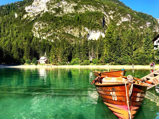 Photo un bateau amarré sur un lac contre des arbres.