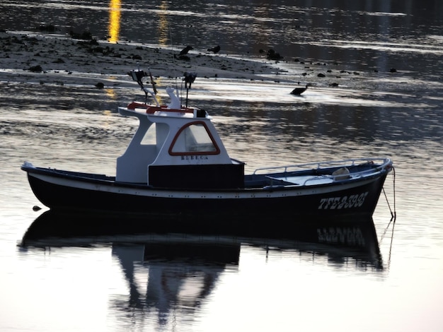 Photo un bateau amarré sur la mer contre le ciel