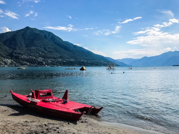 Un bateau amarré sur la mer contre les montagnes