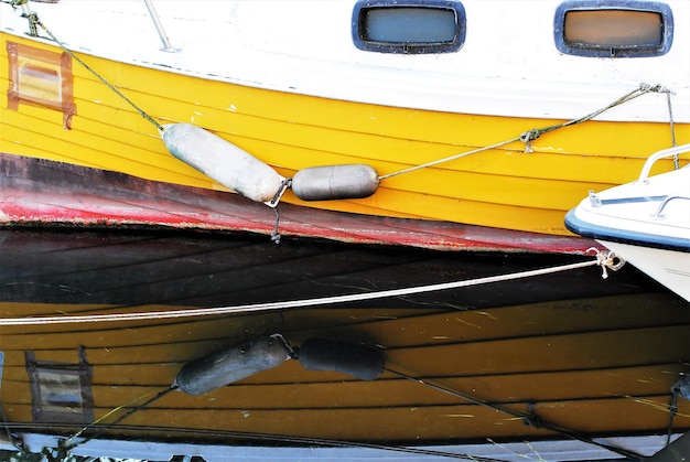 Un bateau amarré en mer