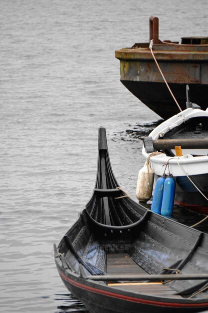 Photo un bateau amarré en mer