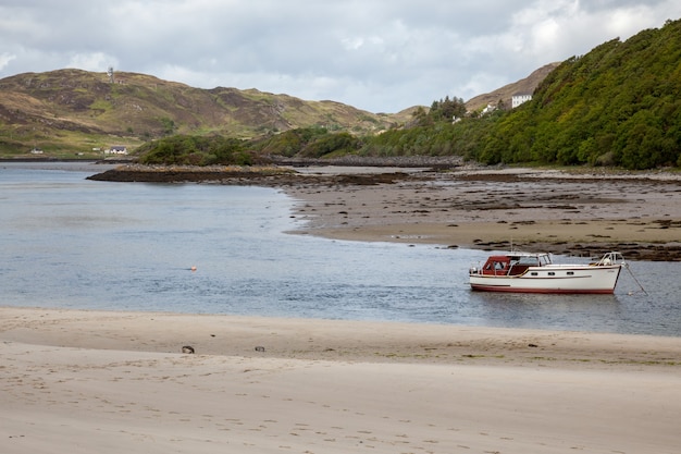 Bateau amarré à Morar Bay dans les West Highlands d'Écosse le 19 mai 2011