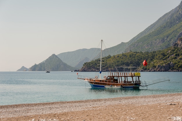 Un bateau amarré près du bord de mer