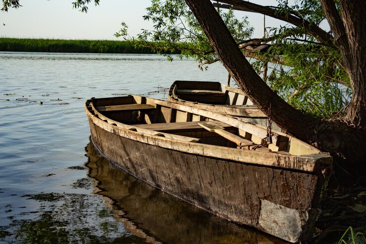 Bateau amarré près de la rive du fleuve bateau de pêche en bois dans le village