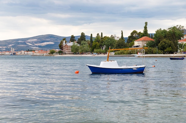 Bateau amarré Remblai en Croatie Kastel Luksic Vue sur la mer Adriatique et les montagnes