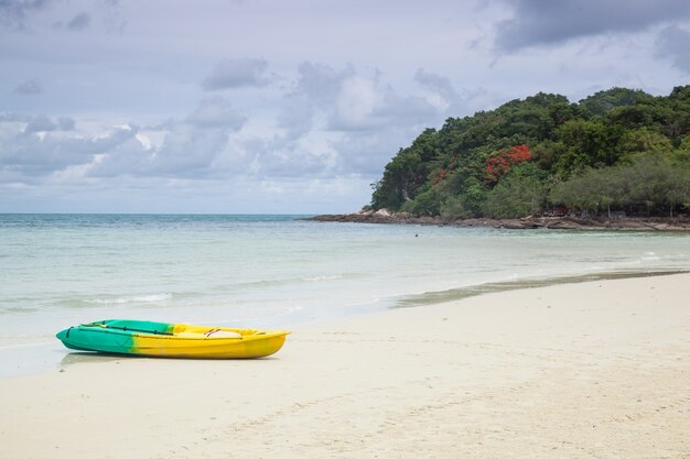 Bateau amarré sur le sable de la plage.