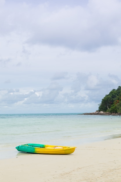 Bateau amarré sur le sable de la plage.