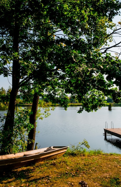 Bateau au bord du lac