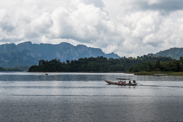 Bateau au bord du lac