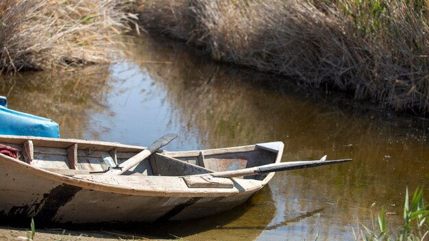 Un bateau au bord d'une rivière