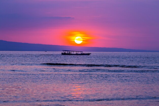 Bateau au coucher du soleil