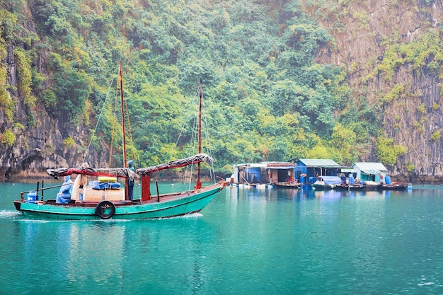 Bateau au village de pêcheurs flottant sur la baie d'Ha Long, Vietnam, Asie