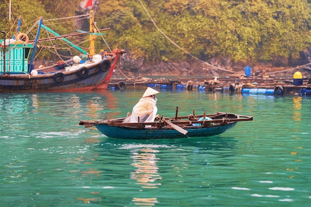 Bateau au village de pêcheurs flottant sur la baie d'Ha Long, Vietnam, Asie