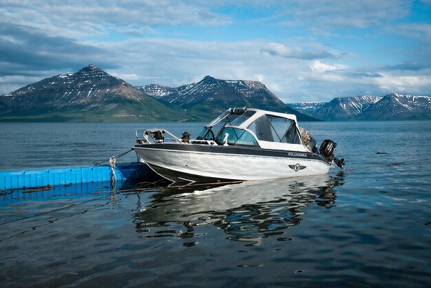 Un bateau avec une bâche bleue sur le côté