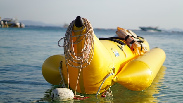 Bateau banane jaune sur la plage